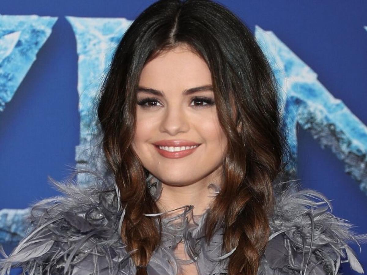 Trendy 2019 najmodniejsze fryzury na święta i sylwestra /Selena Gomez