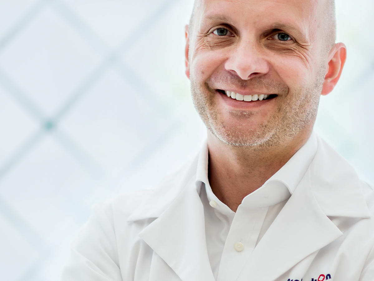 Czy implant może pęknąć? Jaki wybrać rozmiar? Czy można latać samolotem z implantami? Odpowiada Maciej Charaziński