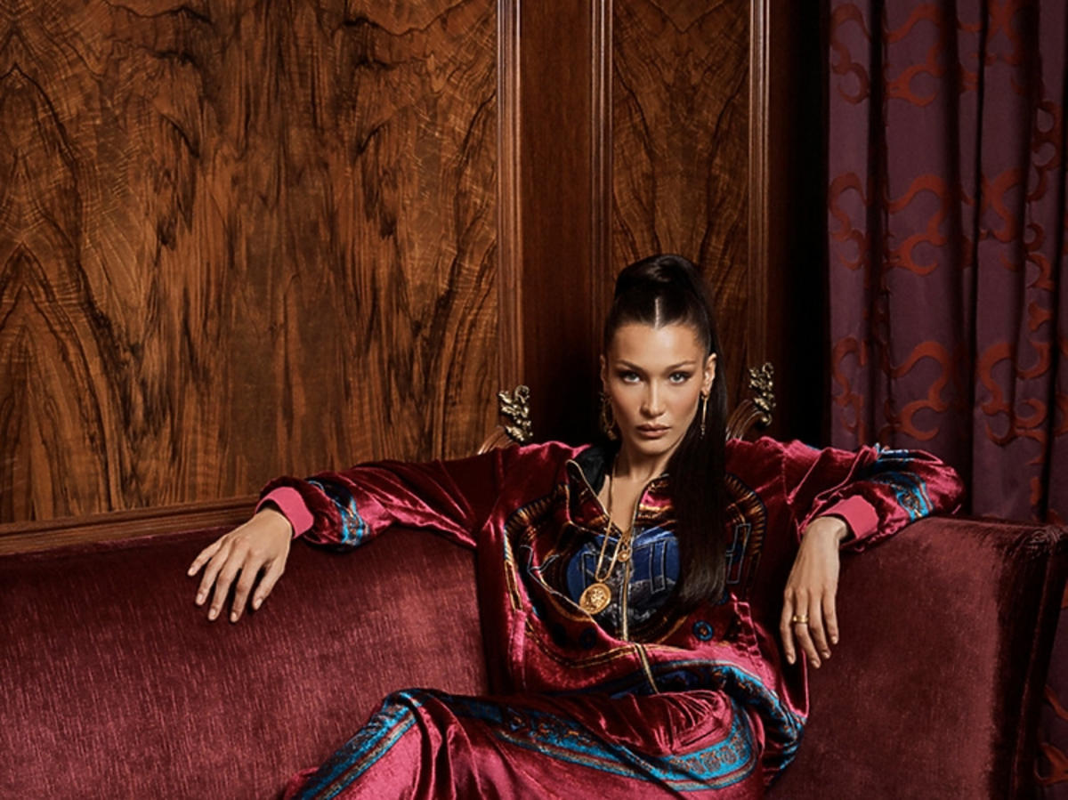 Bella Hadid w kampanii Kith x Versace