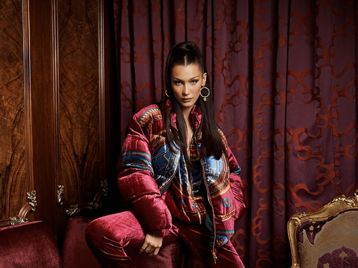Bella Hadid w kampanii Kith x Versace