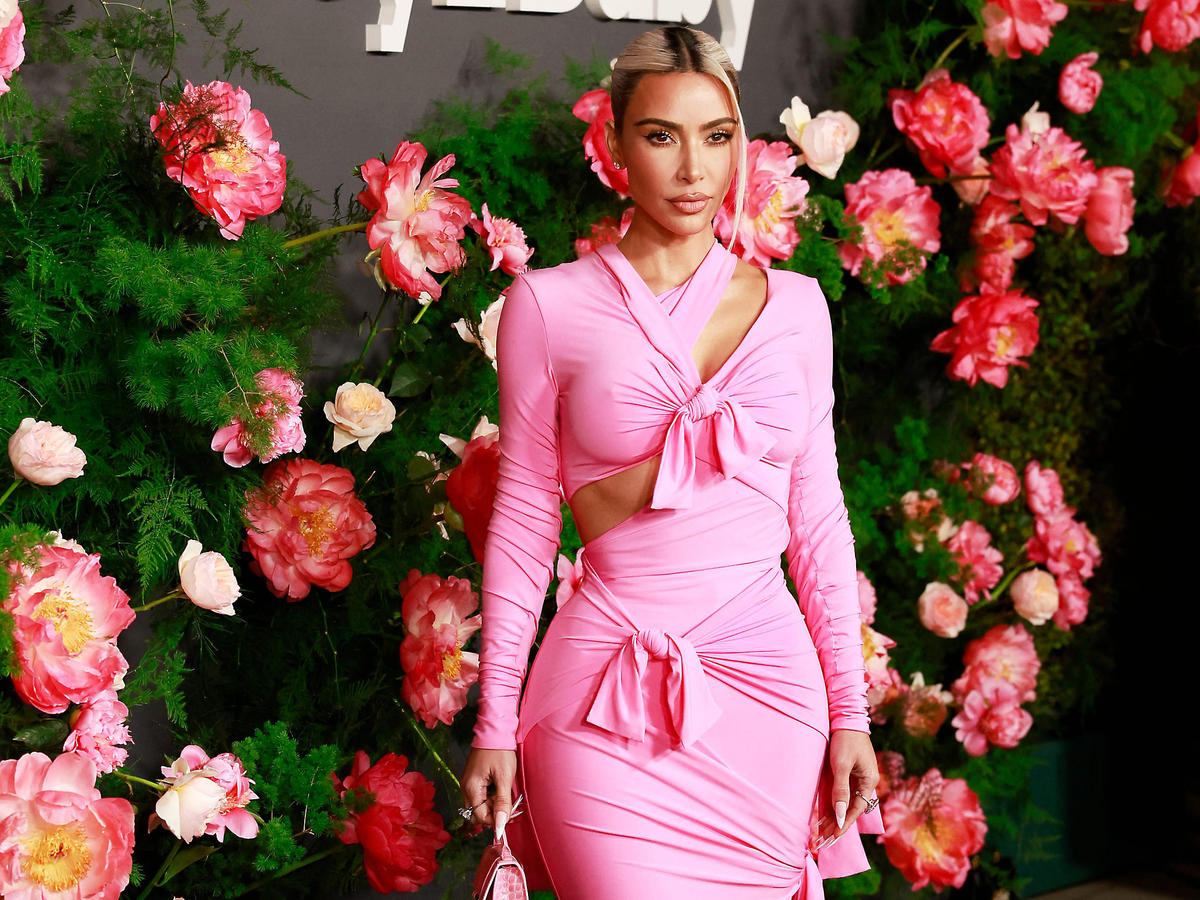 Kim Kardashian w różowej sukni o fasonie tuby marki Balenciaga na gali Baby2Baby