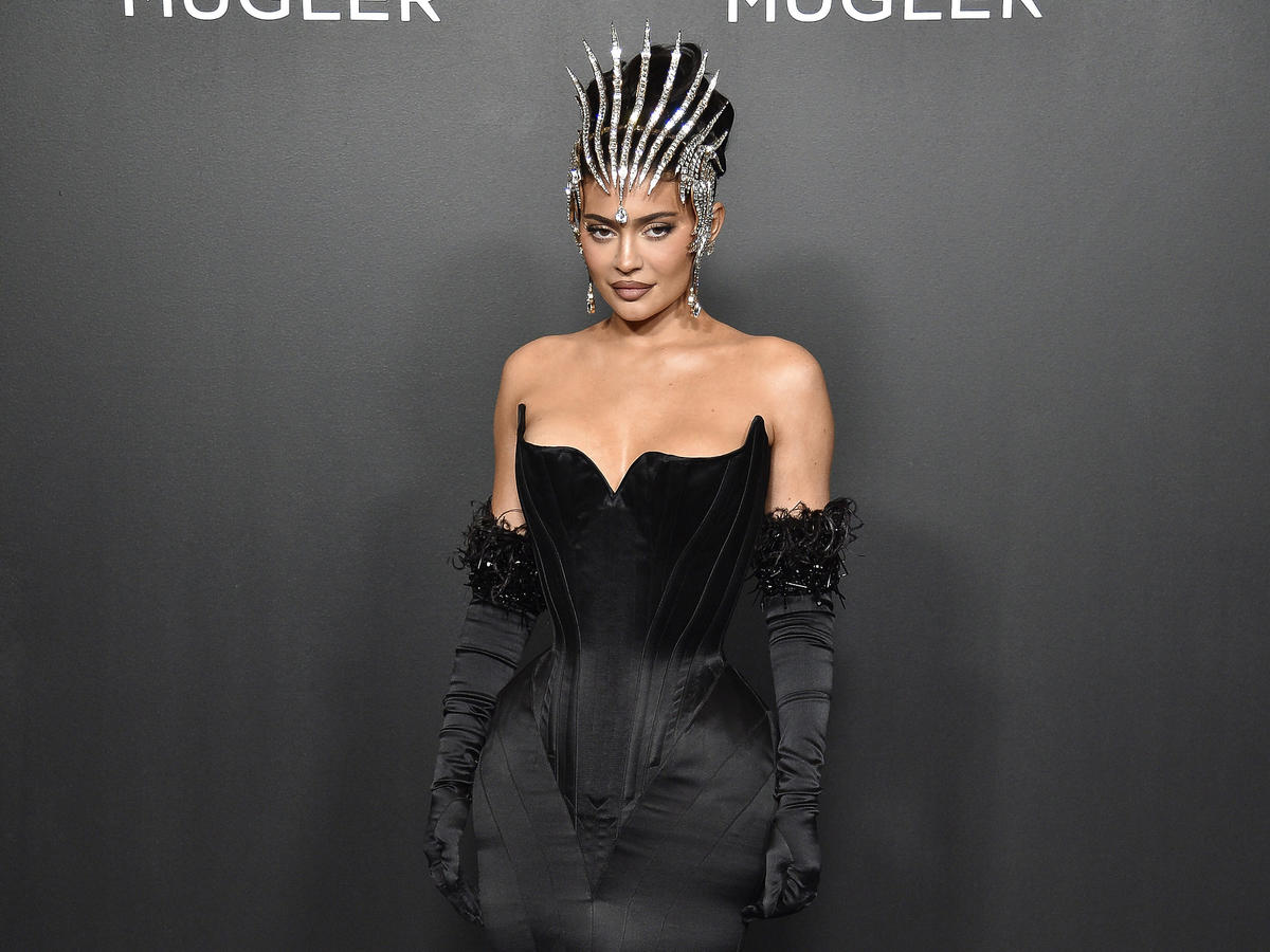 Kylie Jenner w czarnej suknia z piórami i diamentowej koronie od Mugler