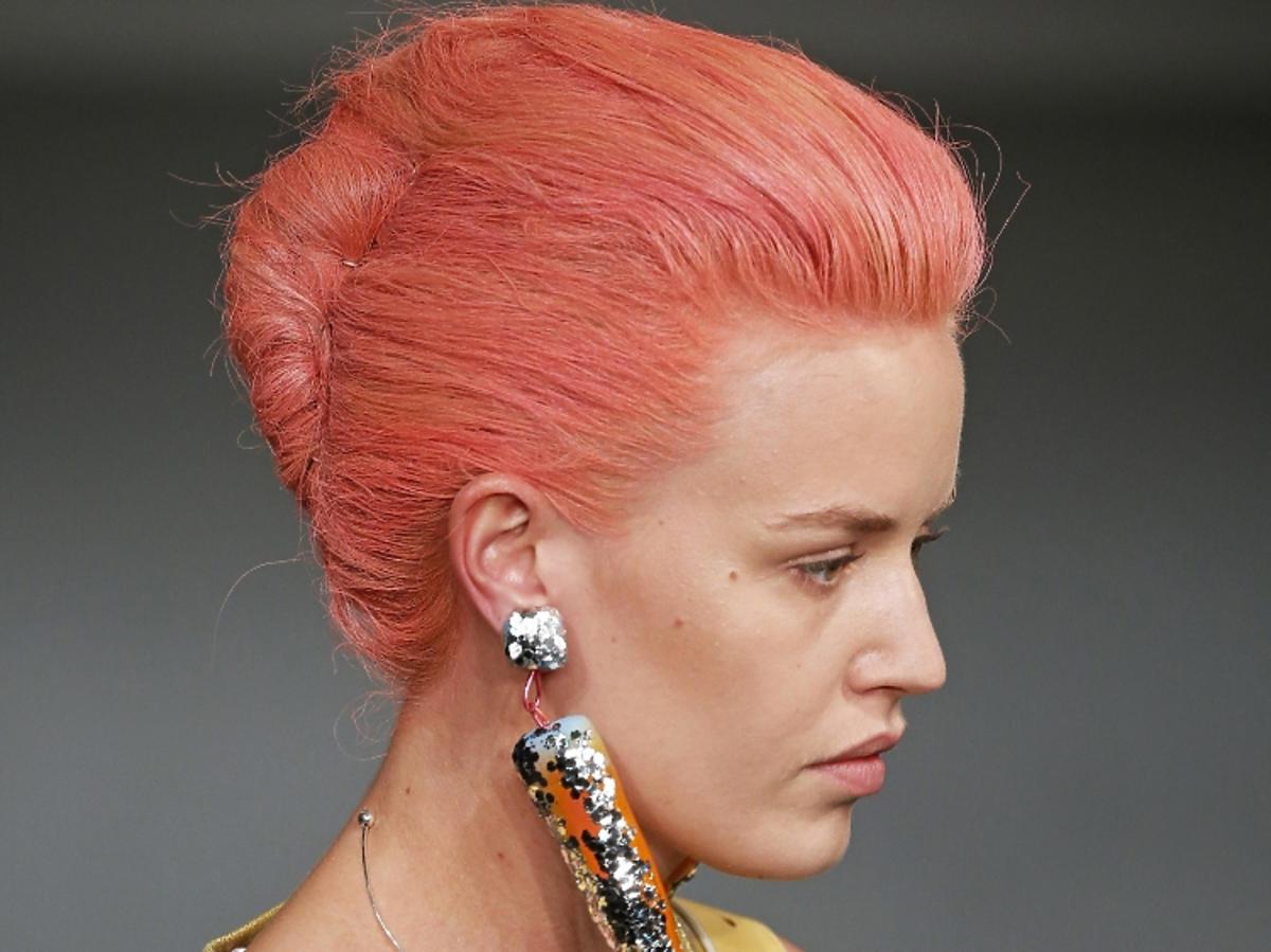 Modne fryzury 2019: różowe włosy/Matty Bovan