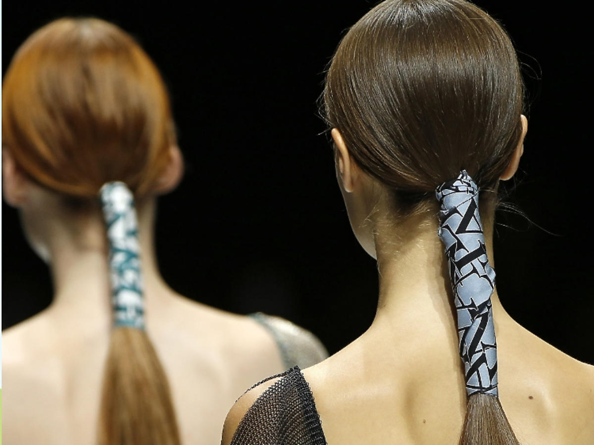 Modne fryzury, wiosna 2019: kucyk z bąbelkami/Lanvin