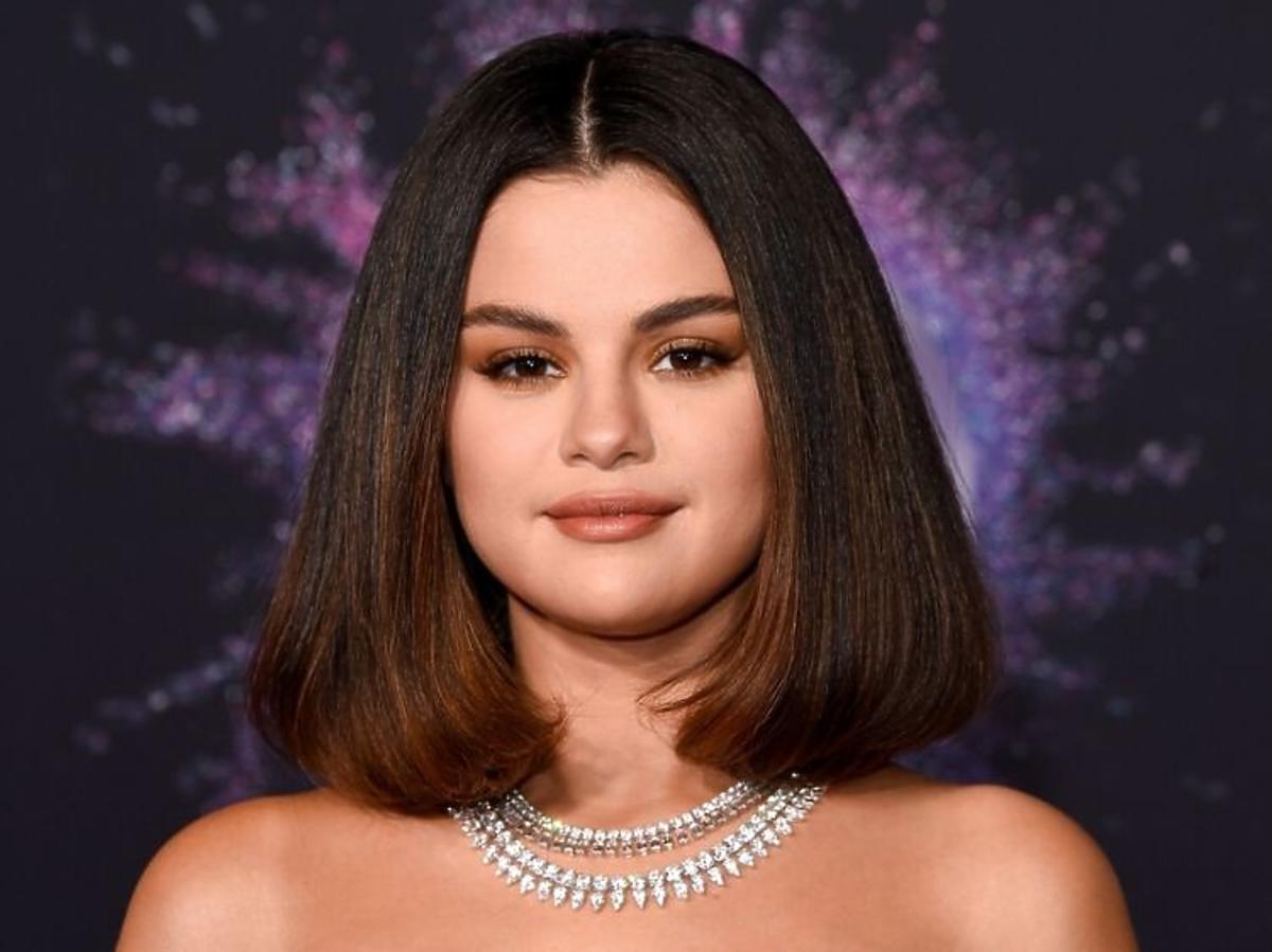 Najmodniejsze fryzury 2020: koniec z cieniowaniem /Selena Gomez