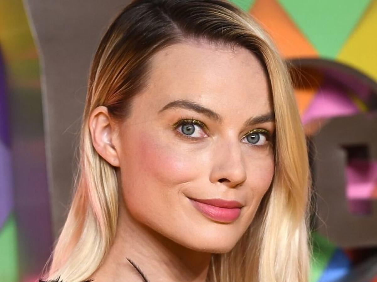 Najmodniejsze fryzury 2020: naturalny kolor/ Margot Robbie