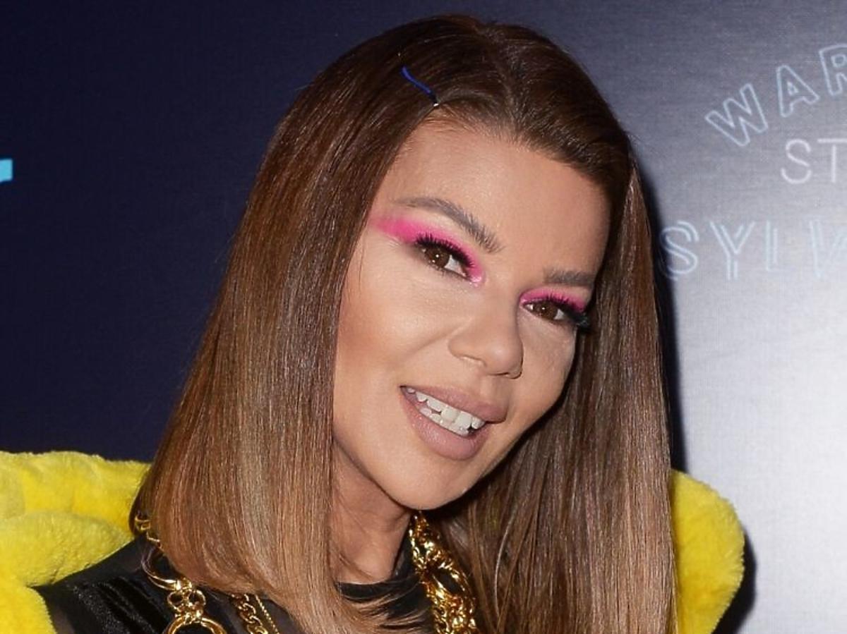Trendy 2020: modne fryzury z półdługich włosów /Edyta Górniak