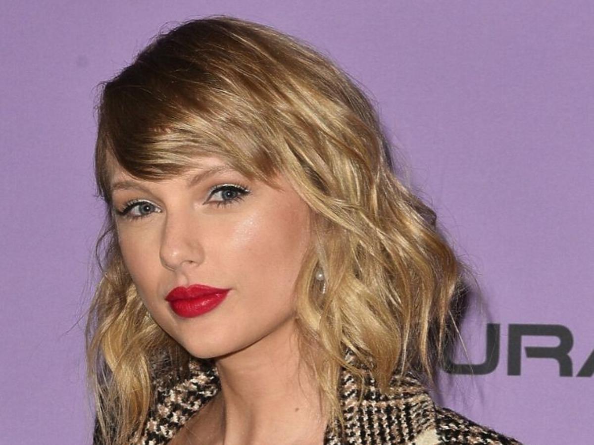 Trendy 2020: modne fryzury z półdługich włosów /Taylor Swift