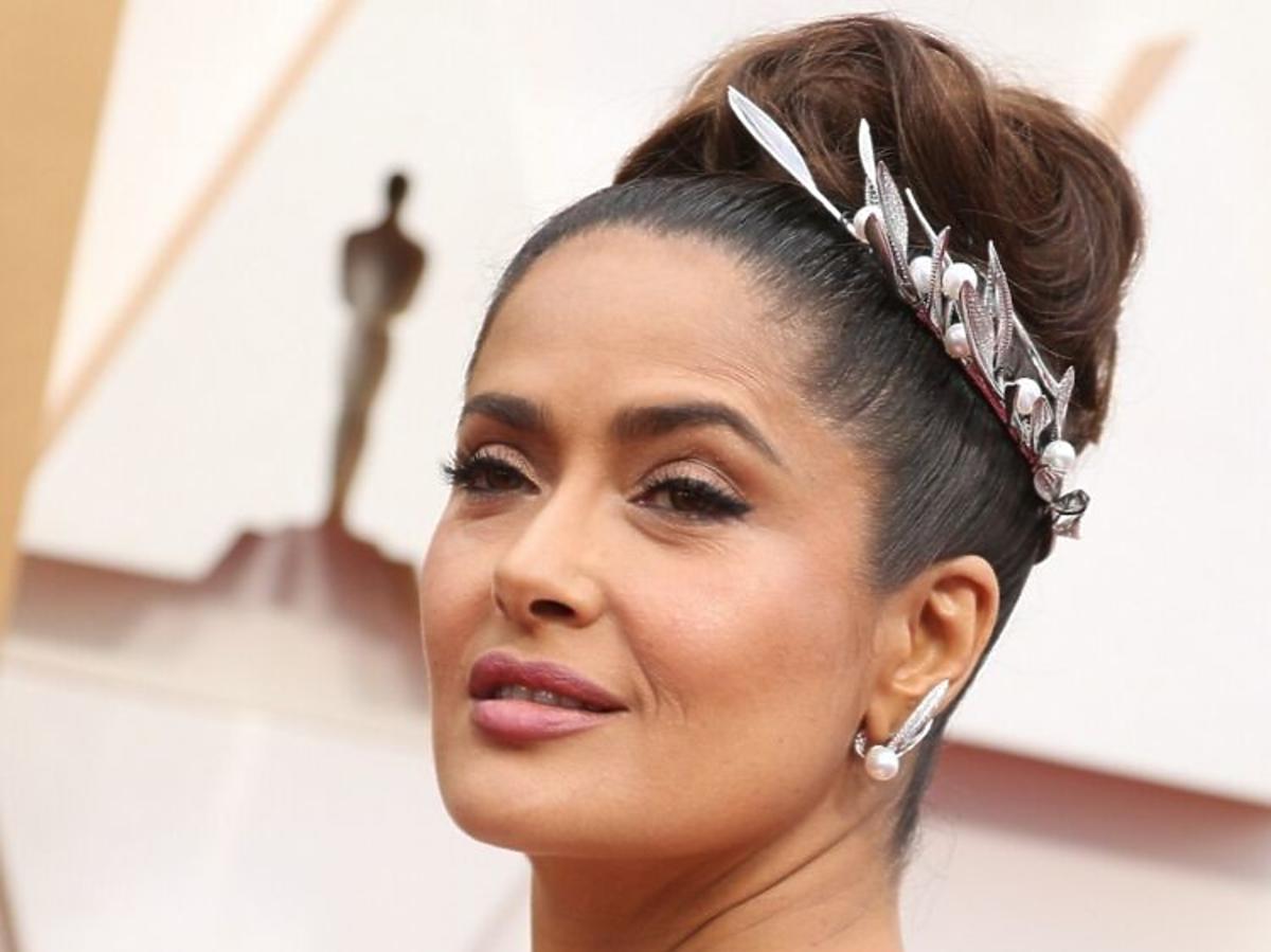 Trendy 2020: te fryzury ślubne nie są już modne! /Salma Hayek