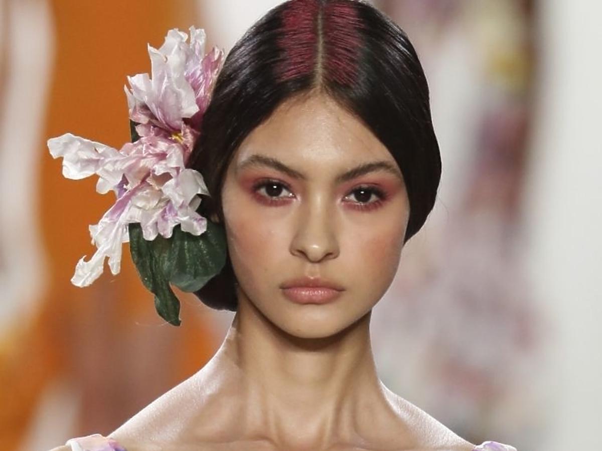 Trendy we fryzurach na lato 2019: pastelowe włosy /La Petite Robe