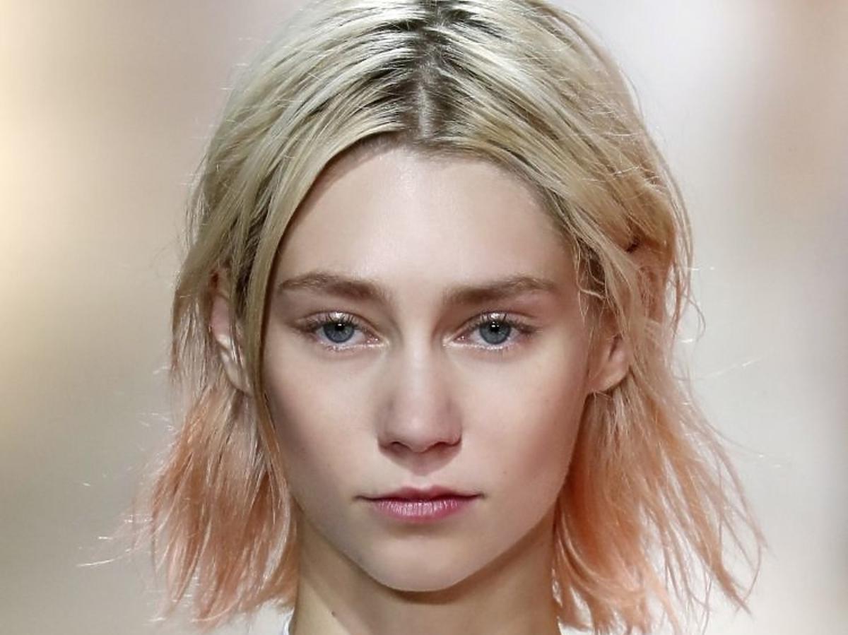 Trendy we fryzurach na lato 2019: pastelowe włosy /Poiret