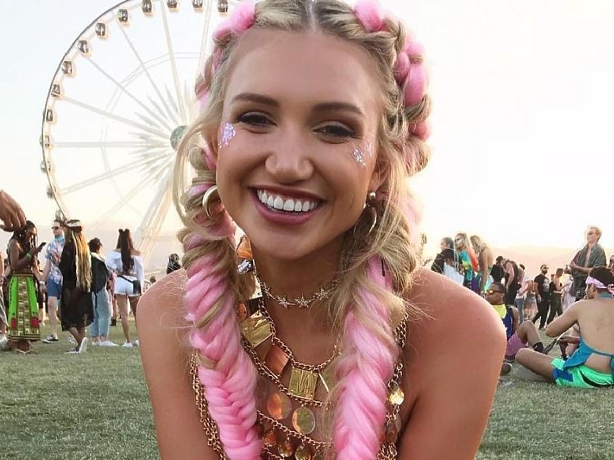 Trendy we fryzurach na lato 2019: różowe warkocze / festiwal Coachella