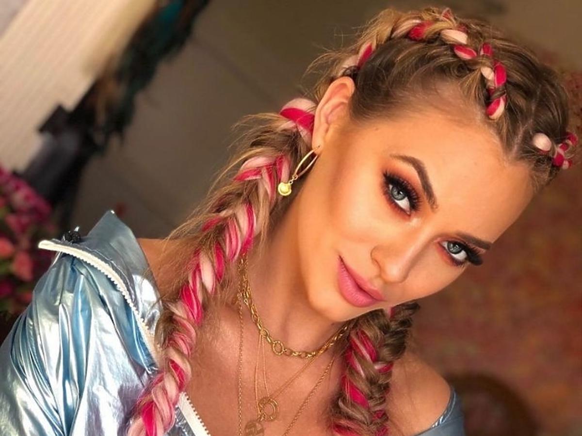 Trendy we fryzurach na lato 2019: różowe warkocze / Marcelina Zawadzka