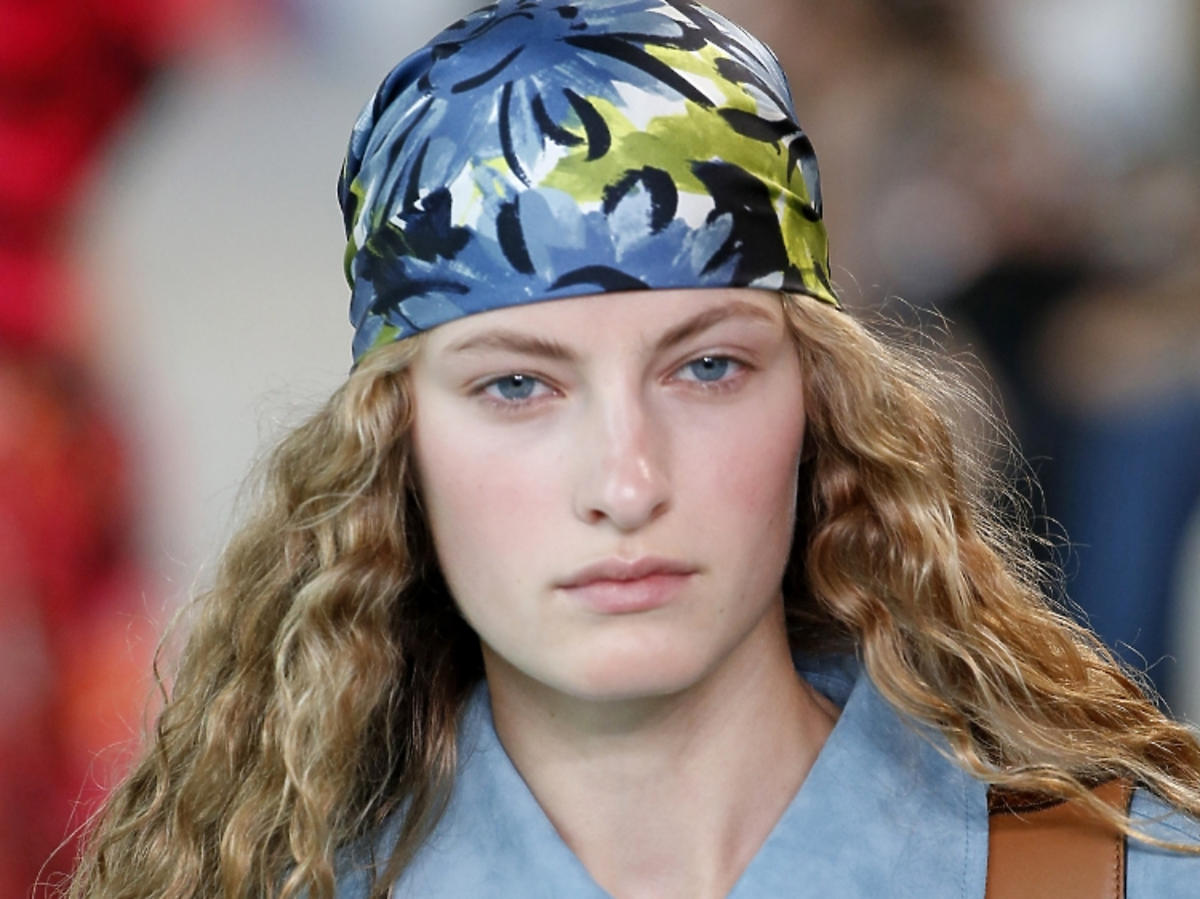 Trendy we fryzurach na wiosnę 2019: chustki na głowie /Michael Kors