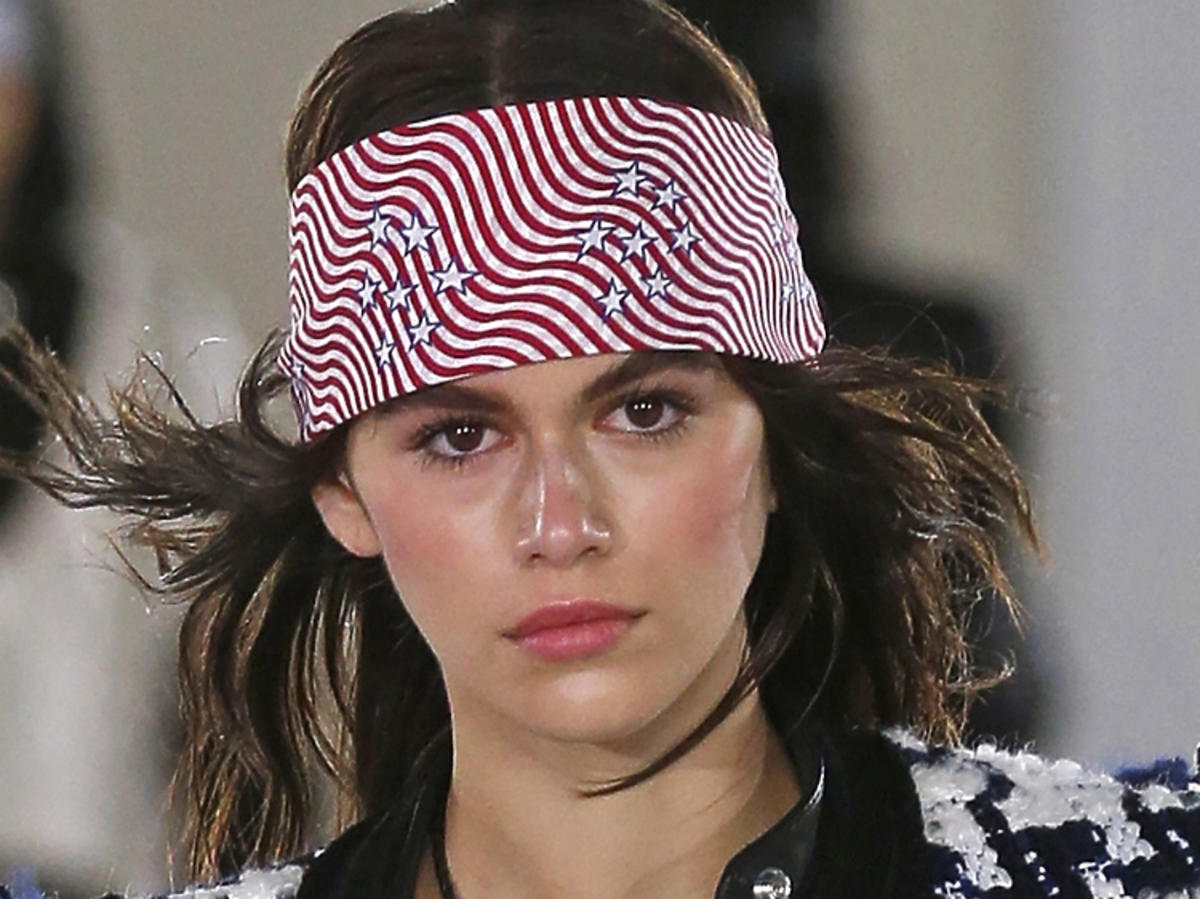 Trendy we fryzurach na wiosnę 2019: chustki na głowie/Alexander Wang