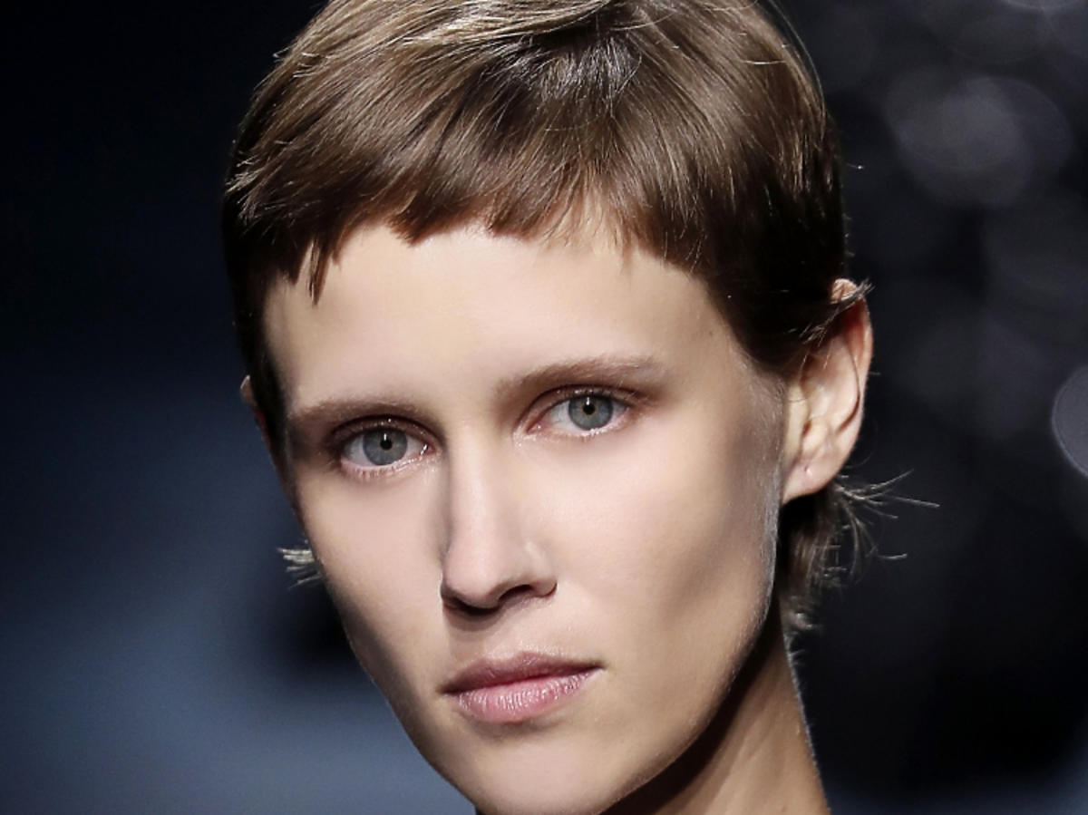 Trendy we fryzurach na wiosnę 2019: krótkie włosy, pixie/Givenchy