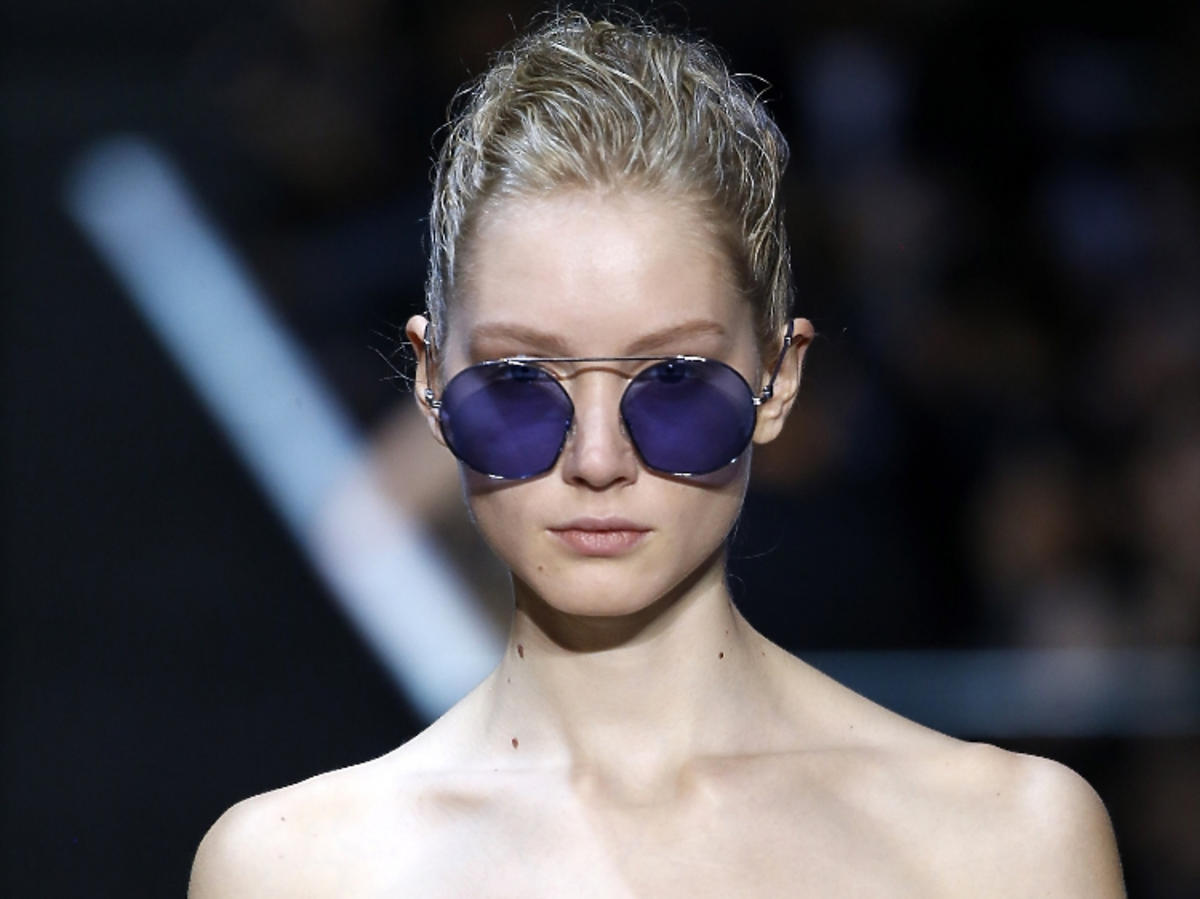 Trendy we fryzurach na wiosnę 2019: wet look/Emporio Armani