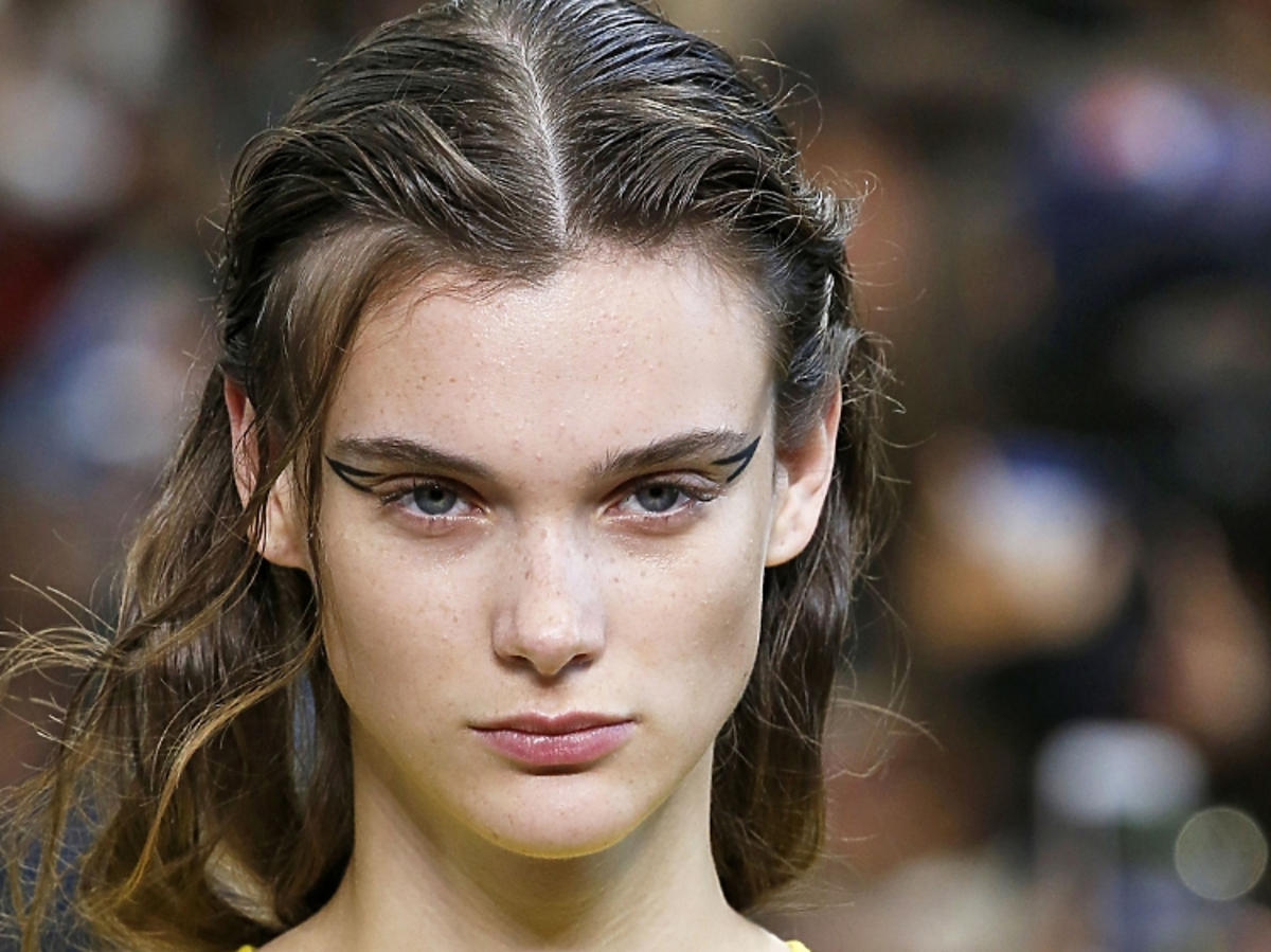 Trendy we fryzurach na wiosnę 2019: wet look/Rochas