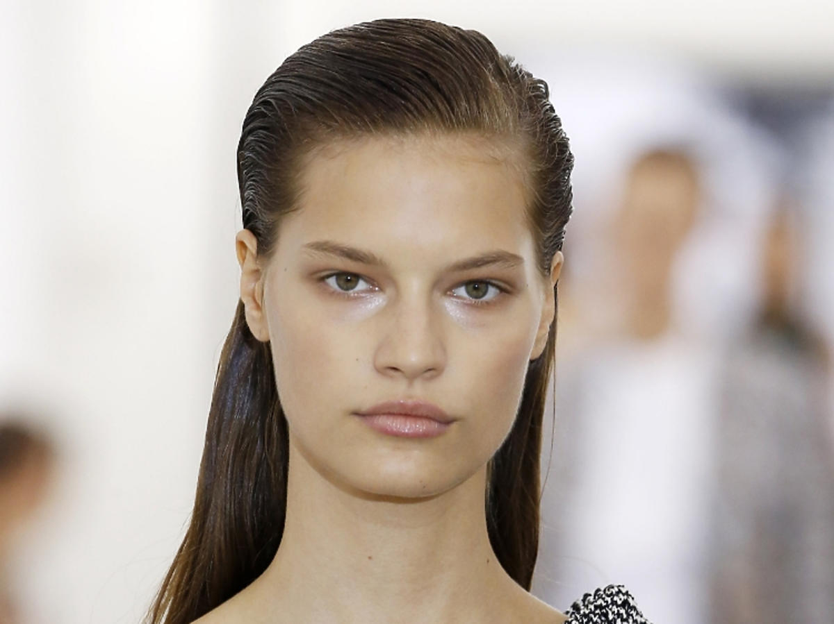 Fryzury na wiosnę 2019: wet look, Victoria Beckham