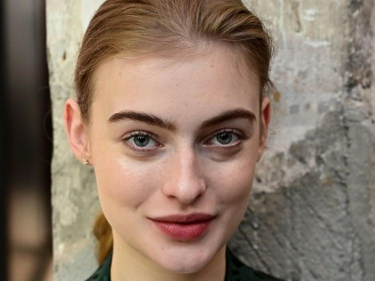 Modelka w naturalnym makijażu