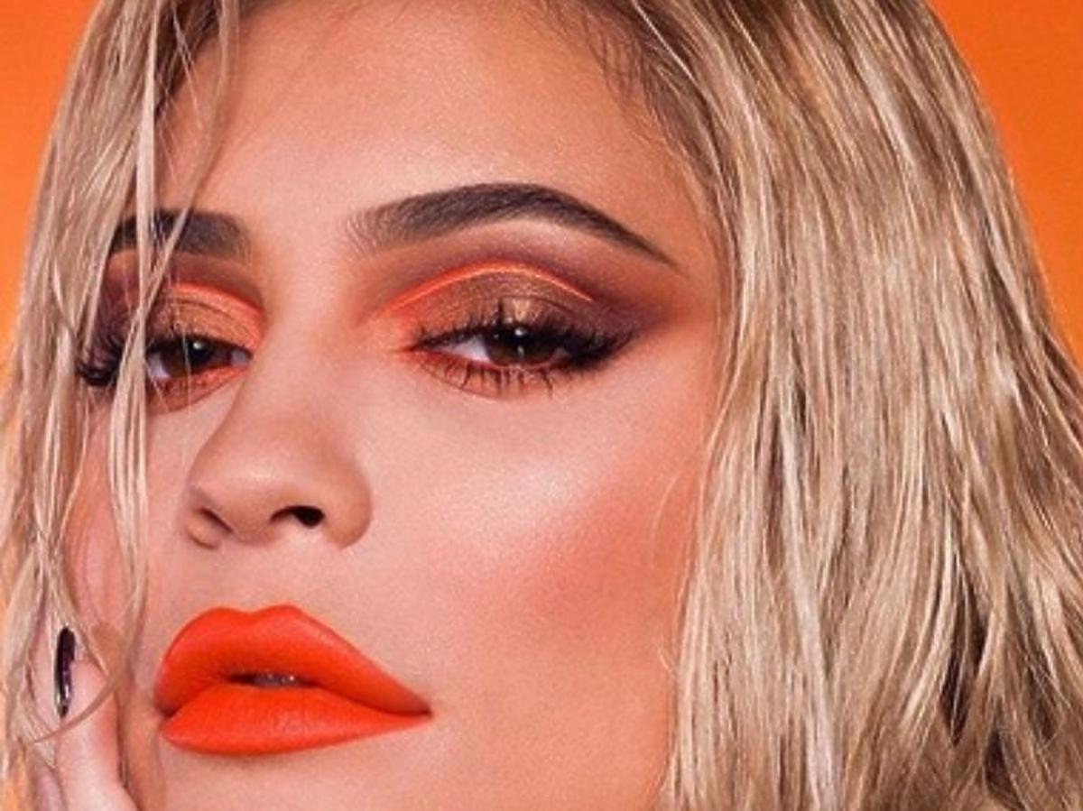 Tęczowy makijaż oczu: Kylie Jenner