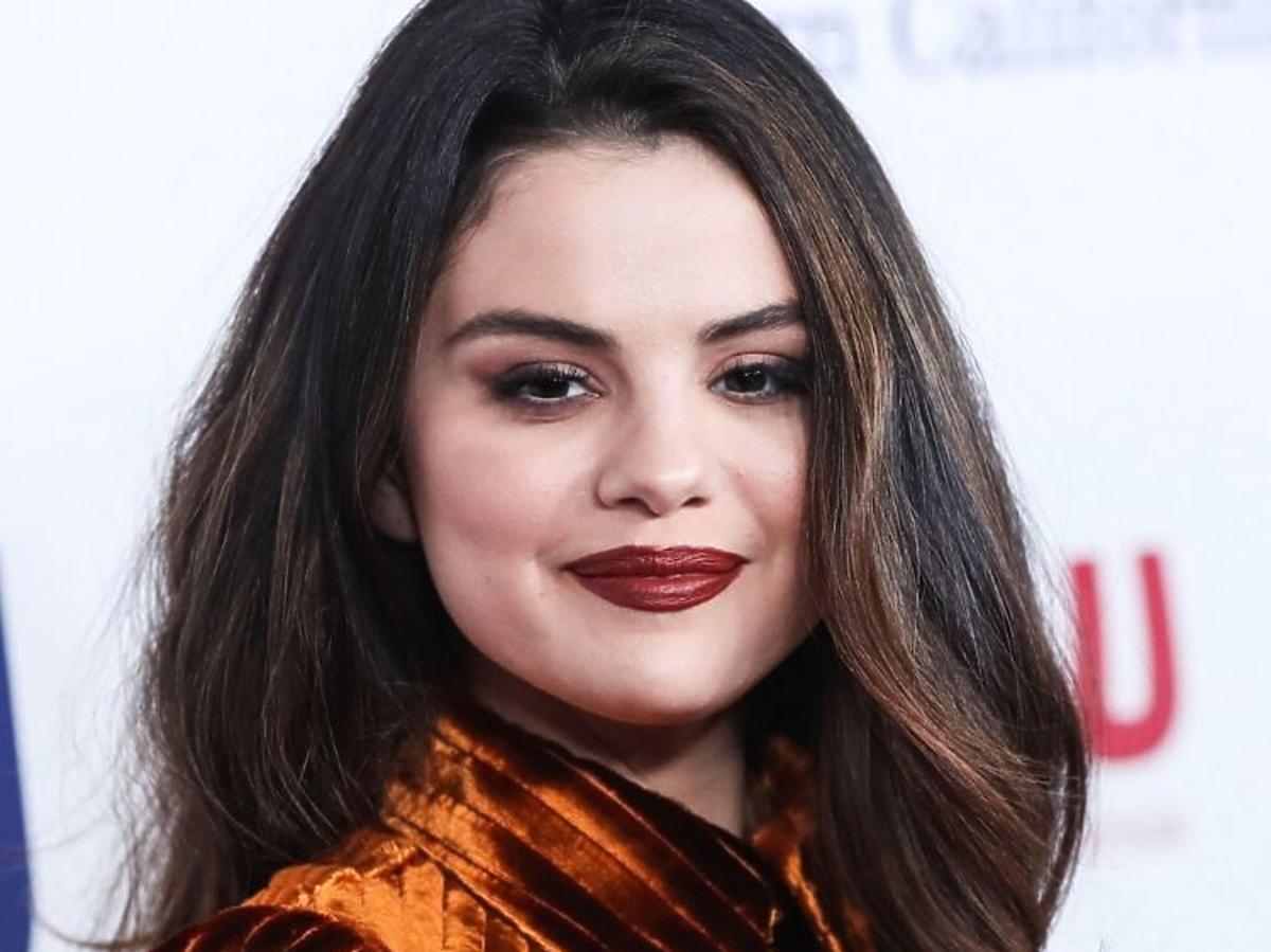 Trendy w makijażu na jesień 2019: winne usta /Selena Gomez