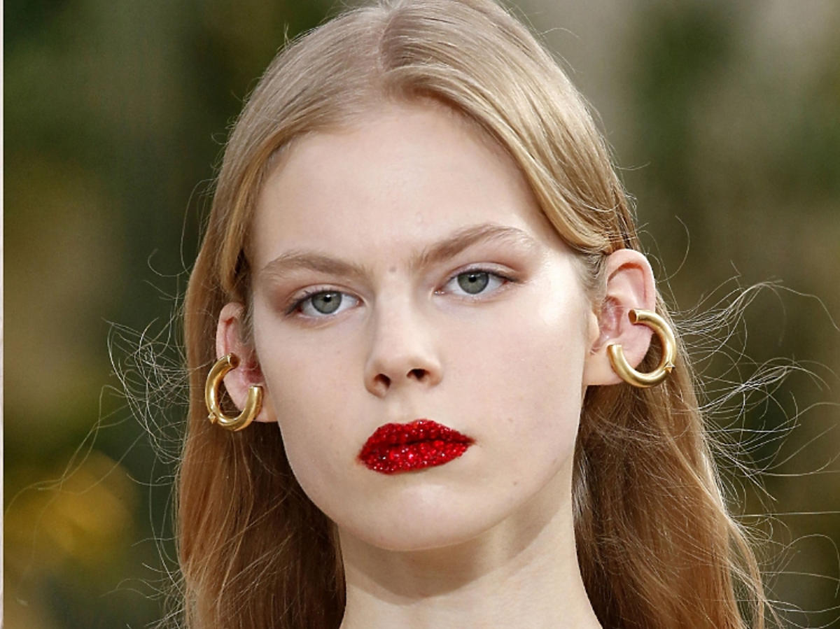 Trendy w makijażu na wiosną 2019: lśniące usta/Valentino