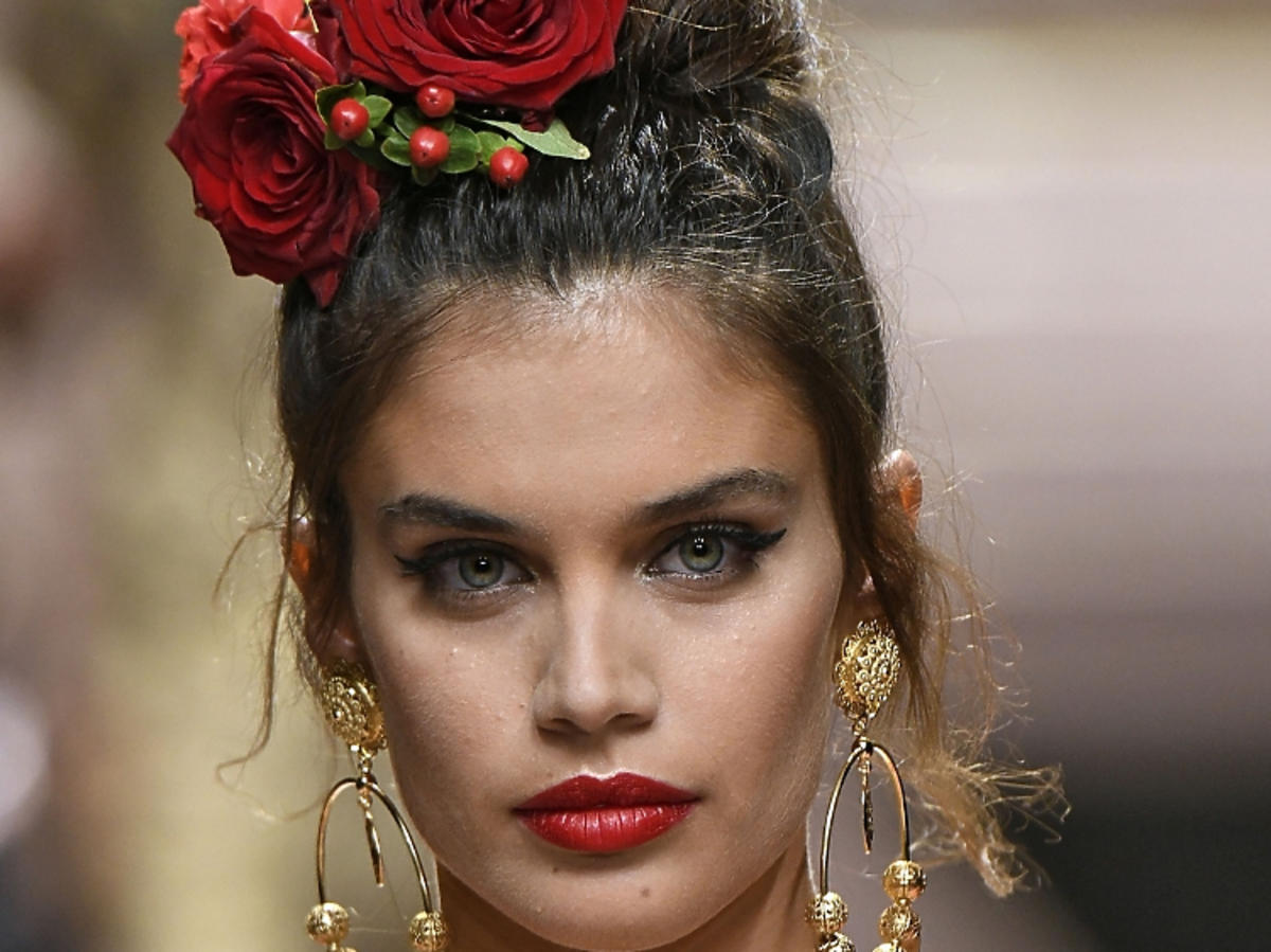 Trendy w makijażu na wiosnę 2019: czerwone usta, Dolce & Gabbana