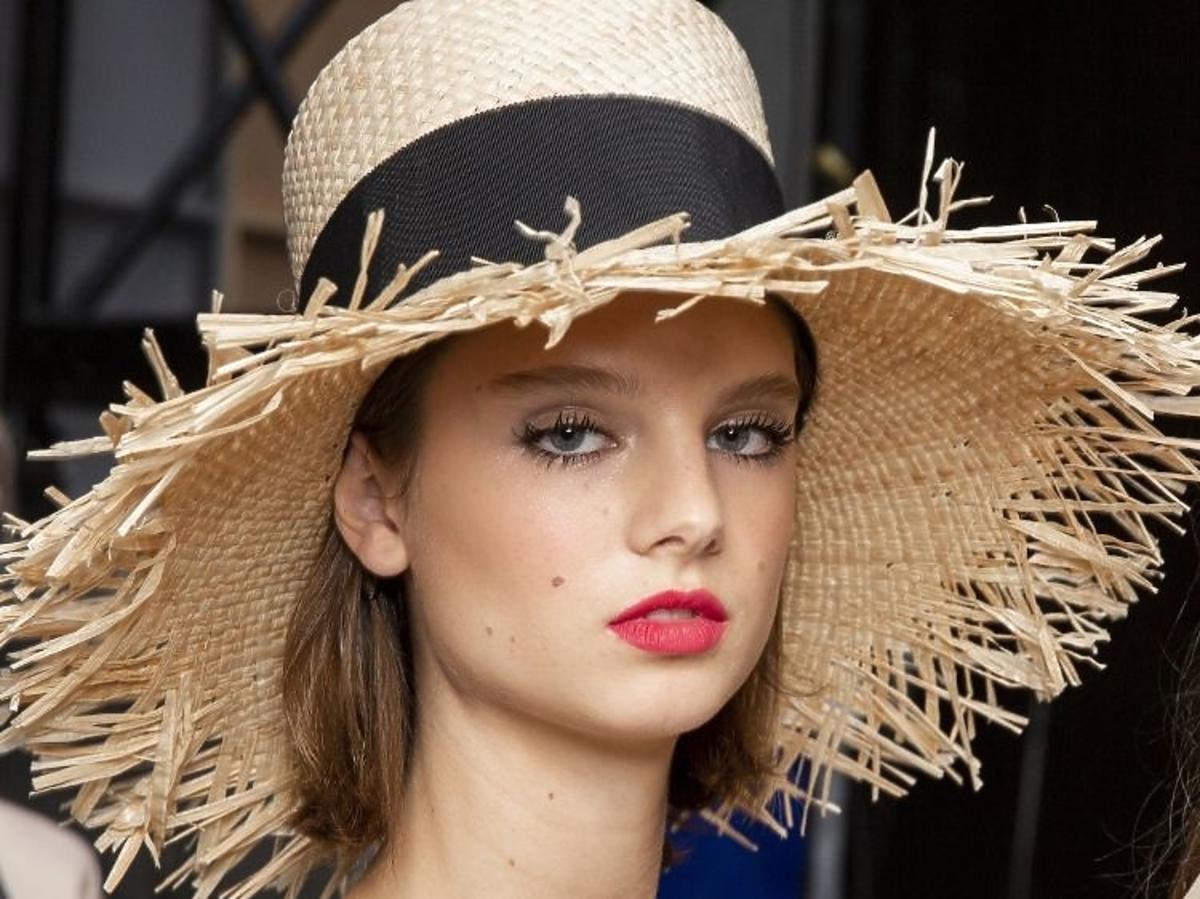 Trendy w makijażu na wiosnę 2019: koralowe usta /Chanel