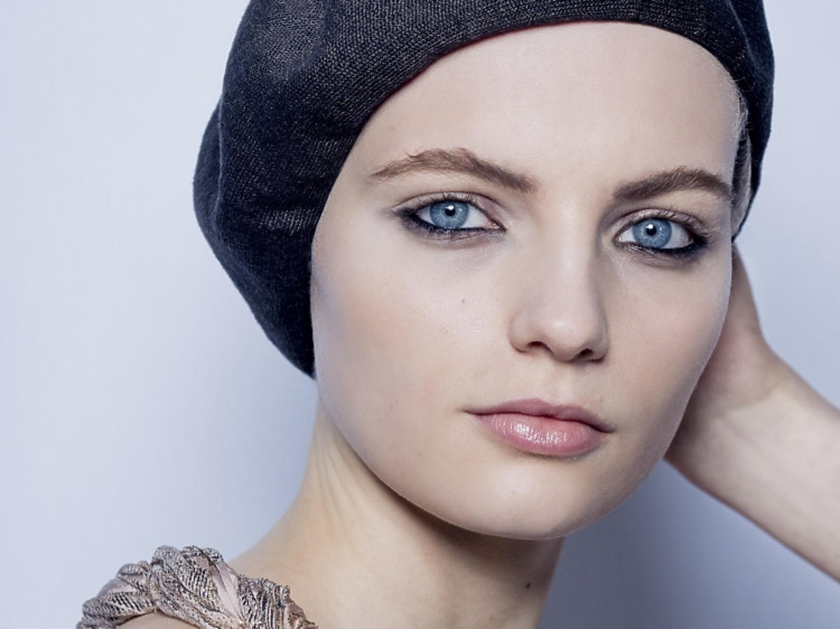 Trendy w makijażu na wiosnę 2019: kreska wokół oka/Dior