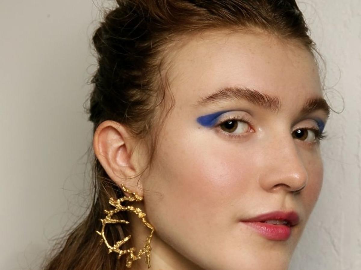 Trendy w makijażu na wiosnę 2019: niebieskie oko/Paul Costelloe
