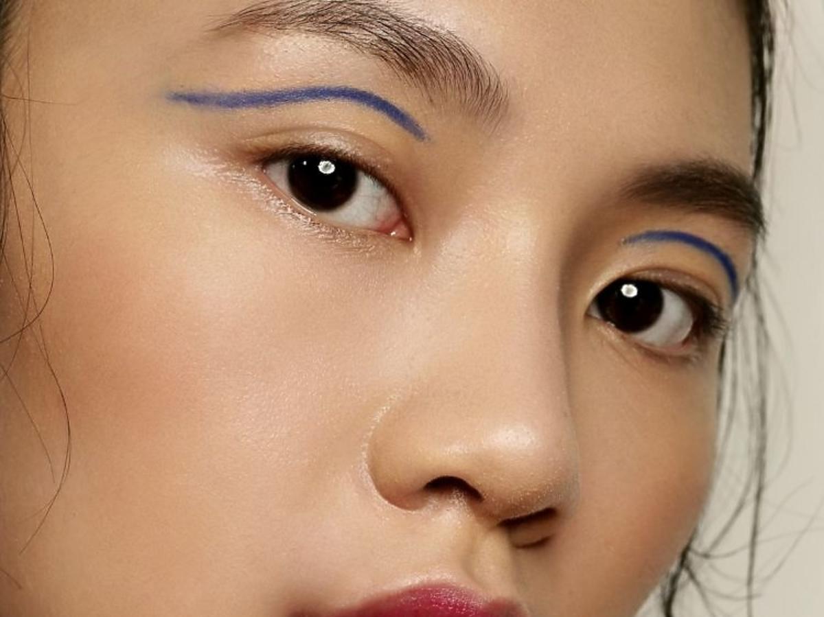 Trendy w makijażu na wiosnę 2019: niebieskie oko/Paul Costelloe