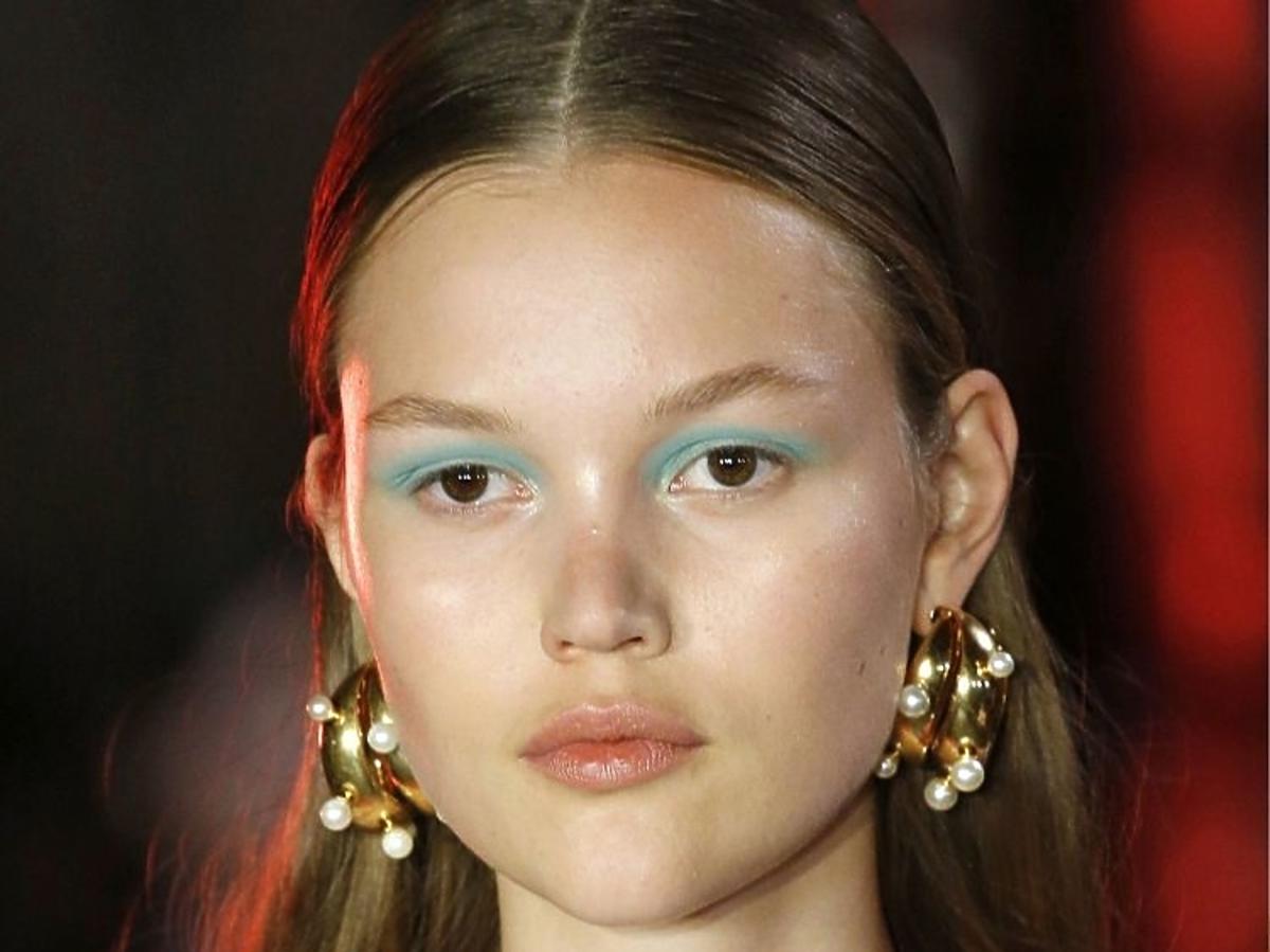 Trendy w makijażu na wiosnę 2019: niebieskie oko/Peter Pilotto