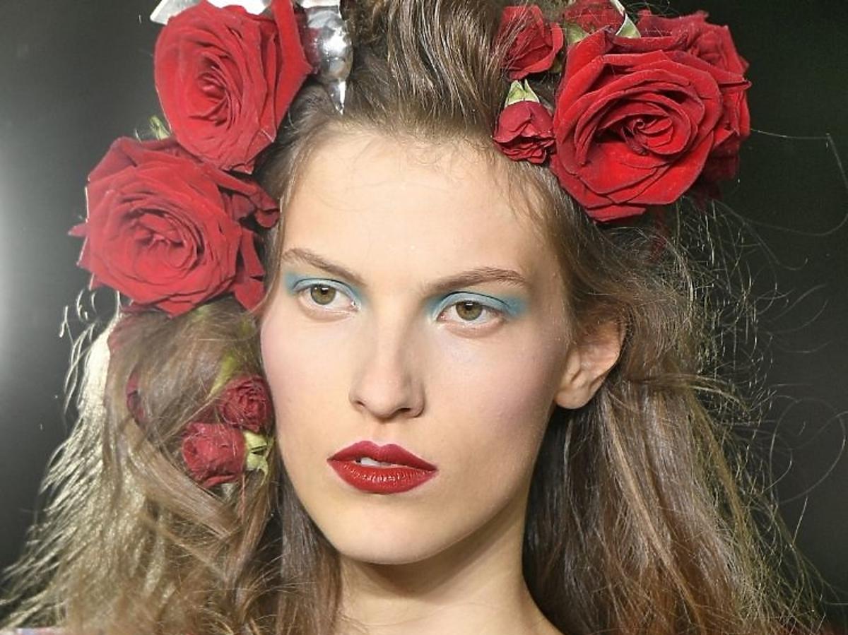 Trendy w makijażu na wiosnę 2019: niebieskie oko/Rodarte