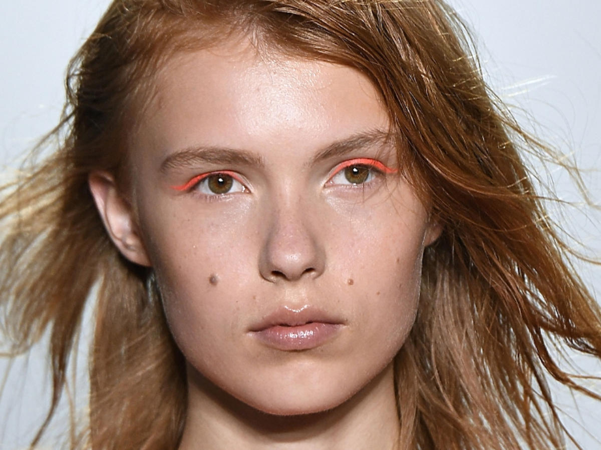 Trendy w makijażu na wiosnę 2019: pomarańczowe oko/Zero + Maria Cornejo