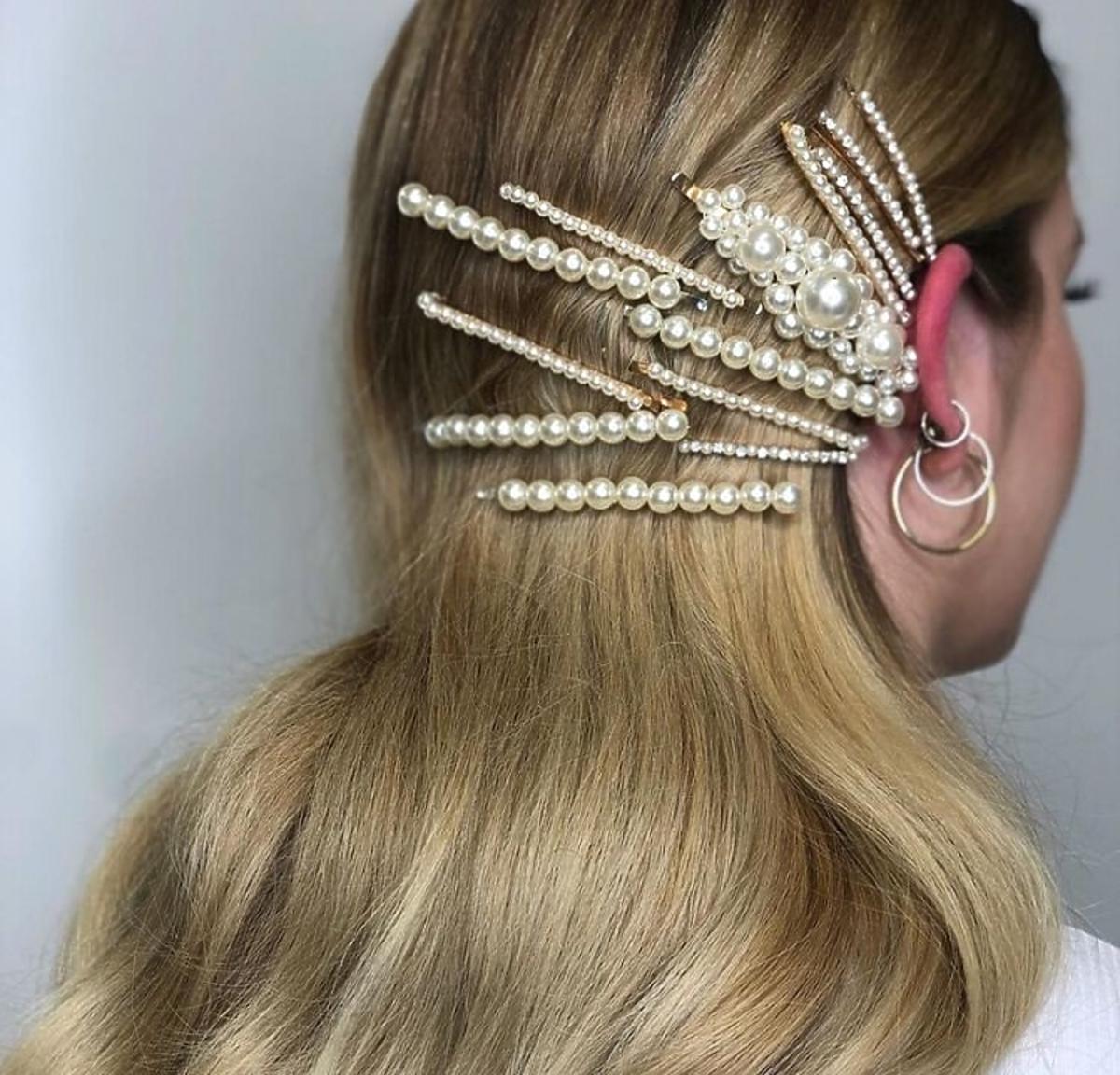 Spinki z perłami: najpiękniejszy dodatek do fryzur na święta /Instagram: niniej