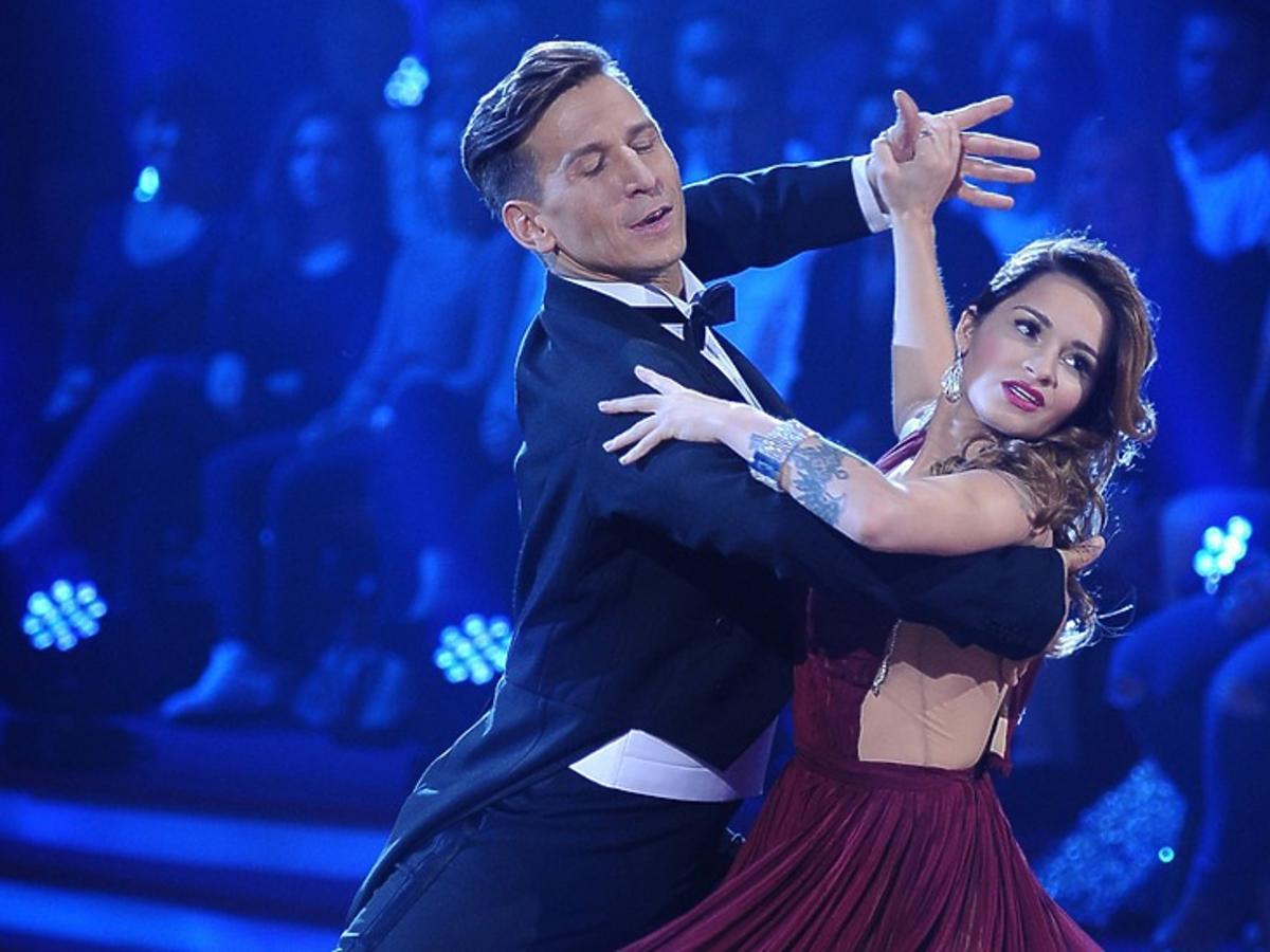 Ewelina Lisowska i Tomasz Barański tańczą walca w Tańcu z gwiazdami