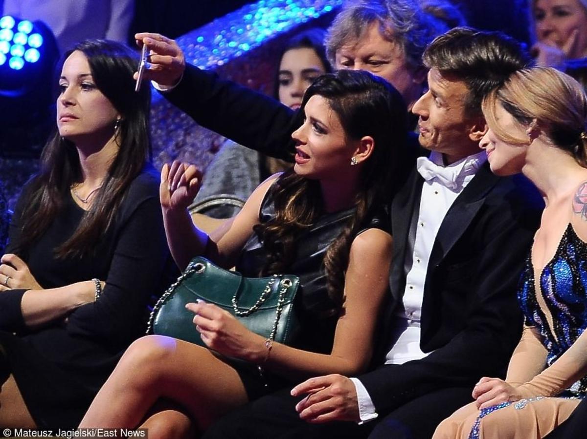 Ewelina Lisowska robi selfie z Tomkiem Barańskim i Klaudią Halejcio