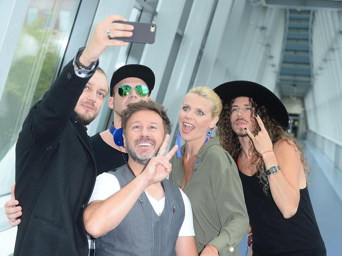 Jurorzy The Voice of Poland robią sobie selfie