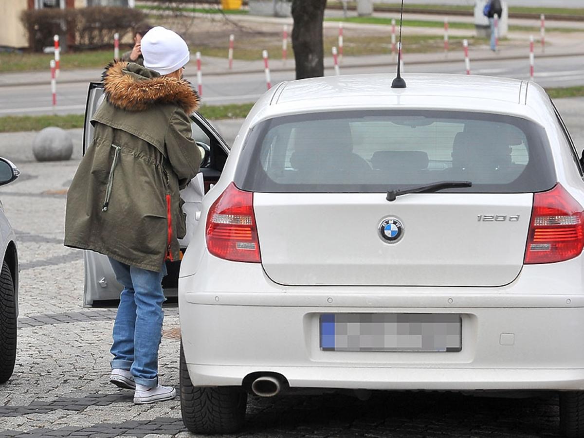 Maja Bohosiewicz wchodzi do samochodu