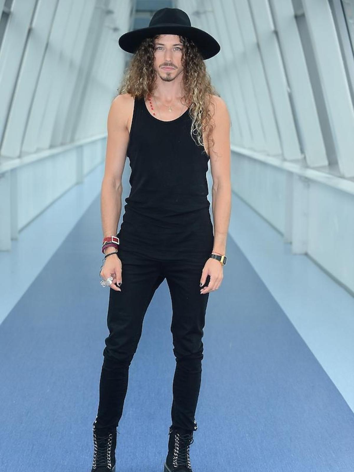 Michał Szpak w czarnej stylizacji w Pytaniu na śniadanie