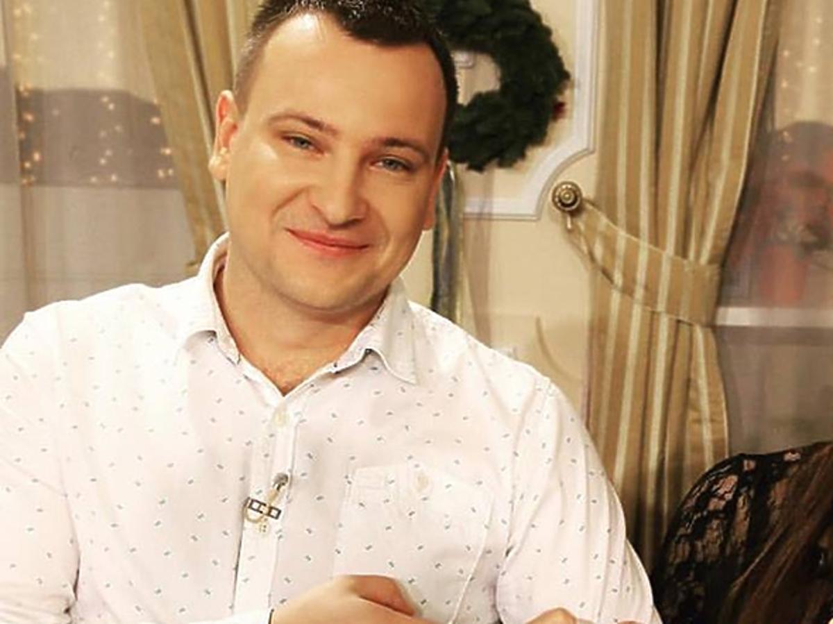 Rolnik szuka żony - Grzegorz w białej koszuli, Ania w czarnej sukience na nagraniu świątecznego odcinka