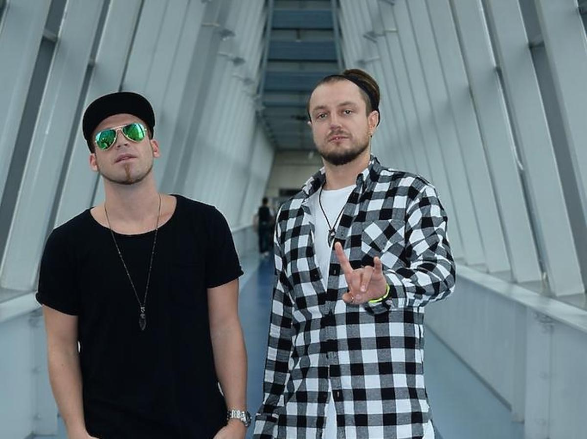 Tomson i Baron pozują do zdjęć w Pytaniu na śniadanie