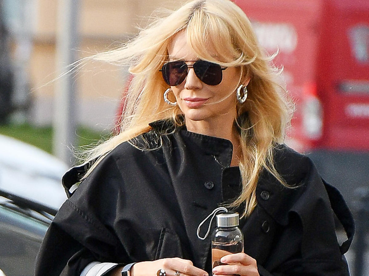Trendy wiosna 2020. Agnieszka Woźniak-Starak też zrezygnowała z rurek! Jej fason jeansów to hit wiosny!